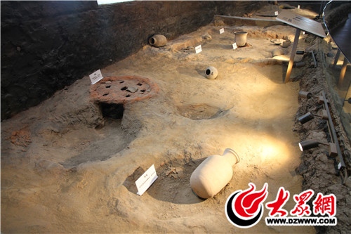 館內(nèi)現(xiàn)有藏品850余件，全面展現(xiàn)了東夷文化的輝煌成就與發(fā)展脈絡(luò)