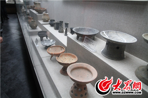 東夷文化博物館館內(nèi)現(xiàn)有藏品850余件，品類豐富，特色突出