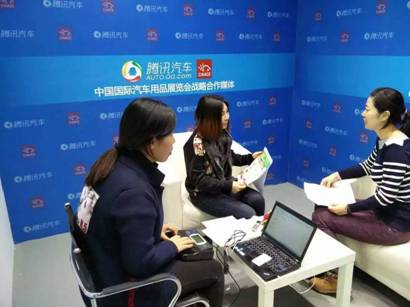 展會(huì)進(jìn)行當(dāng)中，貝適寶創(chuàng)始人之一的張冉冉女士在百忙之中也接受了騰訊汽車記者的專訪，暢談未來兒童安全座椅行業(yè)的發(fā)展趨勢(shì)，兒童安全座椅產(chǎn)品的功能期望以及自家智能座椅產(chǎn)品的一些細(xì)節(jié)。同時(shí)以一個(gè)孩子母親的角度也呼吁國(guó)內(nèi)兒童出行安全體系能夠盡快得以完善，為寶寶的出行安全營(yíng)造一個(gè)良好社會(huì)氛圍，她表示，隨著國(guó)內(nèi)家庭汽車保有量的逐年增長(zhǎng)，提升國(guó)內(nèi)父母的兒童出行安全意識(shí)現(xiàn)如今已經(jīng)迫在眉睫。