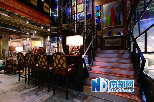 7米高的玻璃屏風(fēng)打造有味道的吧臺(tái)。