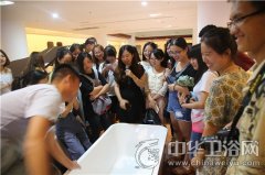 考察交流工業(yè)設(shè)計(jì) 師生赴浪鯨展廳進(jìn)行互動(dòng)
